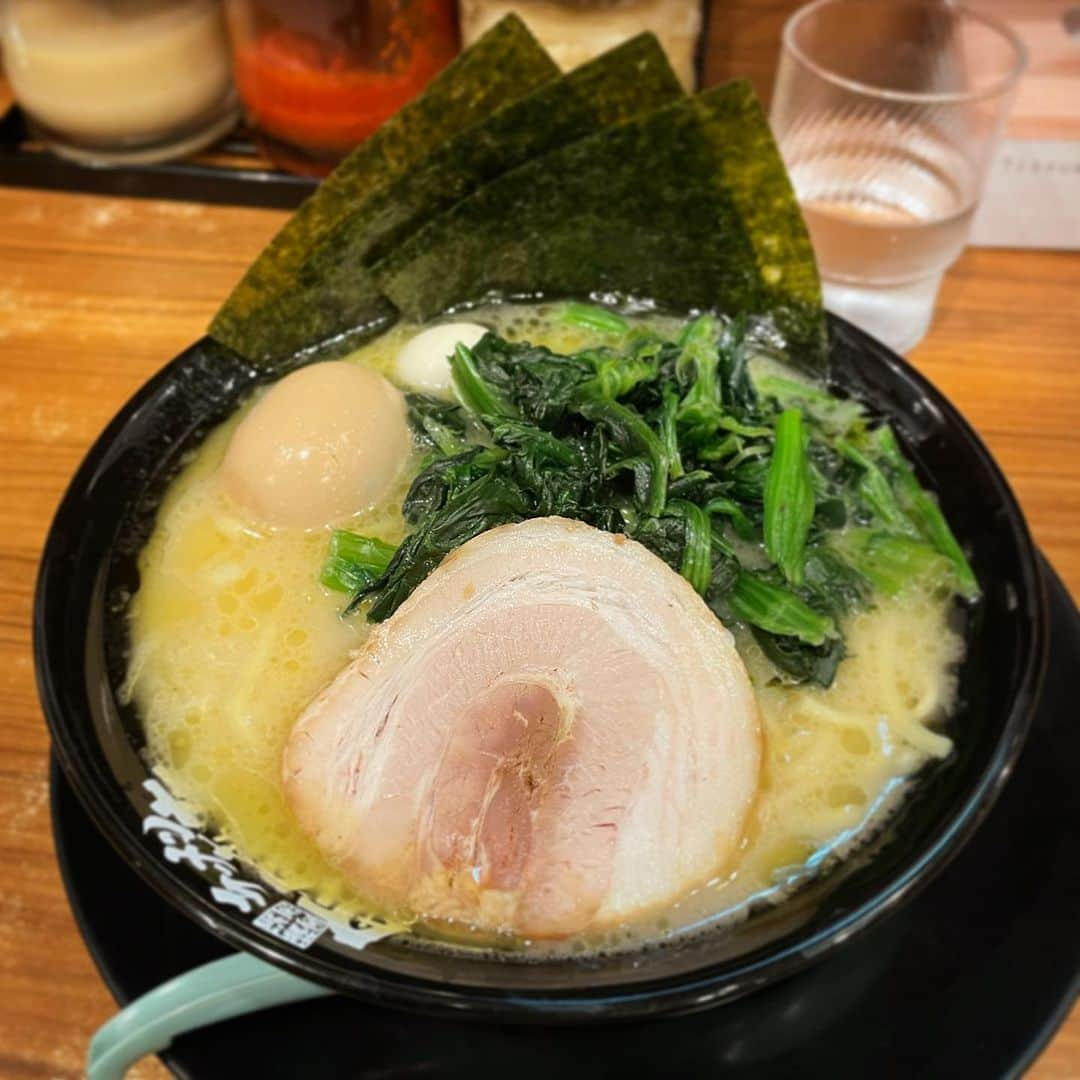 木村ひさしのインスタグラム：「最高のおっさんの遅すぎる晩ごはん。 横浜家系ラーメン町田商店　味玉塩ラーメン＋ほうれん草 #最高のおっさんのラーメン」