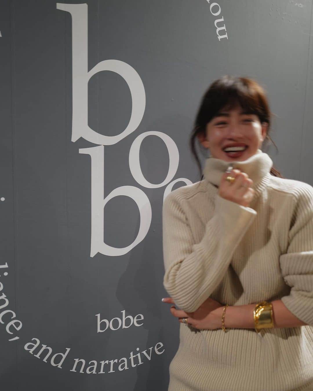 JUNNAのインスタグラム：「@bobe.beauty デビューのお披露目会へ  先日のインスタライブでもご紹介したメイクは全て @bobe.beauty ♡  一番気に入っているのはスキンケアラインの クレンジングとローション！  @im_5868 が拘って作った1st Collection のコスメは遊び心たっぷりで早速 @bobe.beauty メイクにトライ！  スノーホワイト(白)マスカラとラメを下瞼の真ん中にぽん！  リップは濃いカラーを中心に2色を混ぜて... カラーマスカラとリップのバランスが新鮮で素敵な仕上がり  @im_5868 @bobe.beauty デビューおめでとう  伊勢丹POPUPで皆さまにもお披露目だそう。  装い Knit tops/ @archi_gibbous  Knit bottom/ @archi_gibbous  boots/ @etretokyo  coming soon bag/ ETRÉ sample」