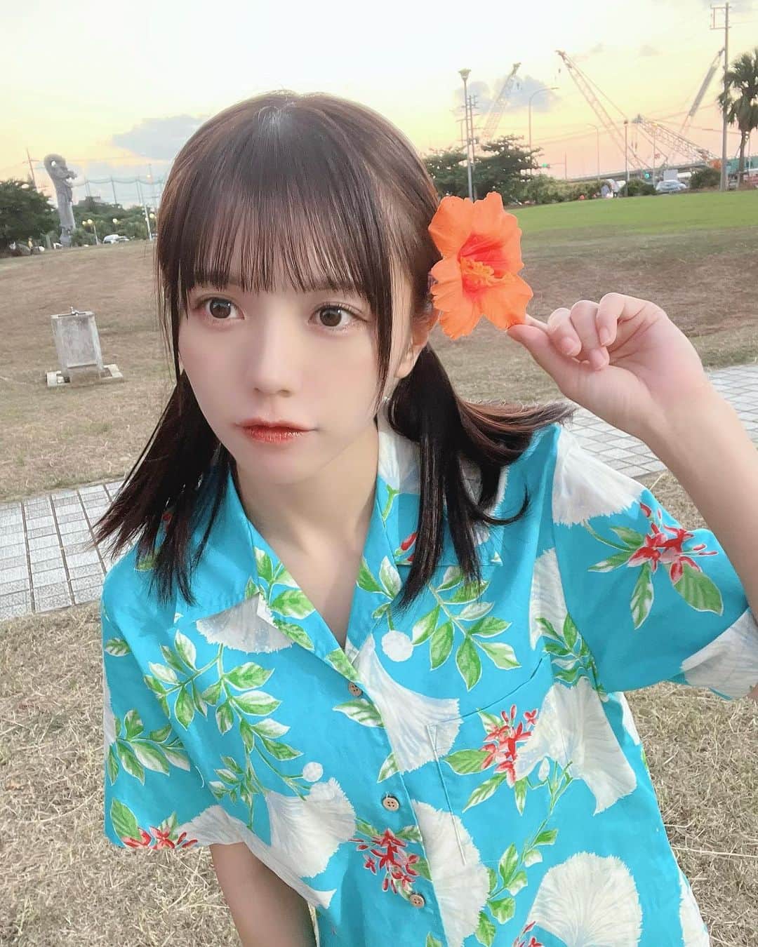 のインスタグラム：「🫧 ⁡ こんばんは〜 ⁡ 沖縄遠征2日目でした！ ⁡ オフ会▷対バン 一緒に過ごしてくれた皆さん ありがとうございました🌺 ⁡ 午前中もBBQも大人数も野外も正直苦手なので 顔に出てしまってて申し訳ないと思いつつ 時間気にせずゆっくり話せる機会嬉しいのと 炙りマシュマロが美味しいのと ぽたくさんが優しいおかげで 楽しい良い思い出になりました🍖 ⁡ ⁡ 今日の対バンでは、 かりゆしスタイルでお届けしました🌴 ⁡ 水色も似合いますかー？😌🛼 ⁡ ハイビスカスのヘアアクセは 合間の時間にななちゃんと国際通りで たくさん探し回って見つけてきました🌺かあいい ⁡ ⁡ たくさんの方が一緒に思い出作ってくれて とても幸せでしたー！ ⁡ いつも本当にはるかコールで めちゃめちゃパワー貰ってます🫶🏻ありがとう ⁡ ⁡ ライブ後はメンバーで 居酒屋はしごしちゃいまいした🥢 美味しいごはんばっかりで困っちゃうね(?) ⁡ ⁡ 全国ツアー始まったばかりなので 2023年まだまだ楽しみいっぱいです✈️ どうぞよろしくお願いします☺️ ⁡」