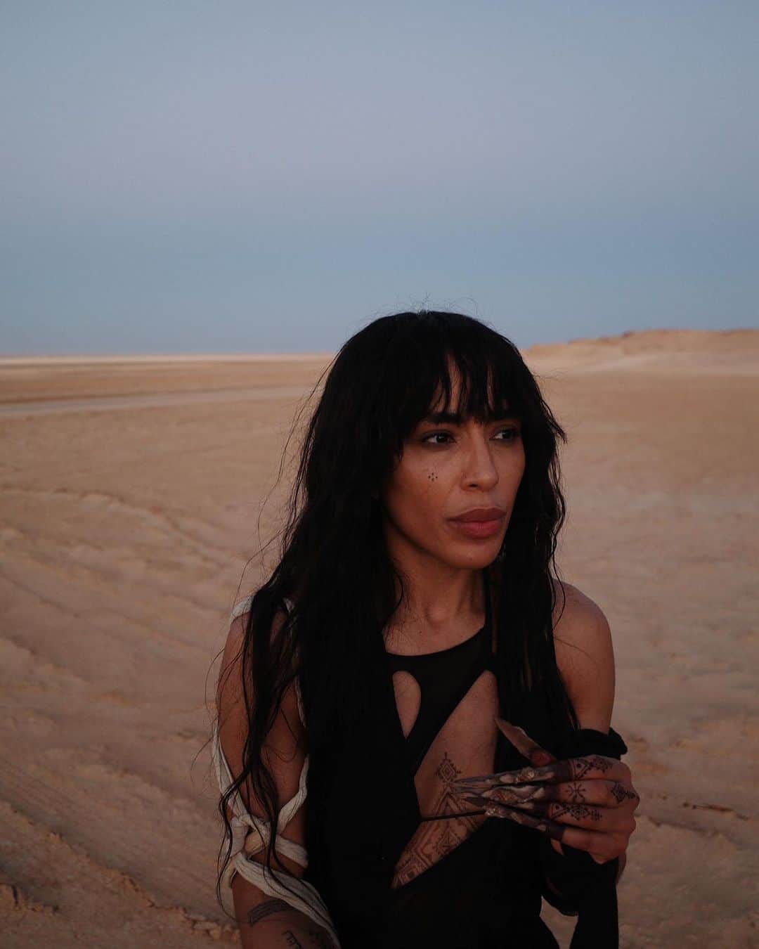ロリーンのインスタグラム：「I’ll be talking about the music video tonight on my YouTube channel at 7pm CET.. how we made it & what it all means 🤍」