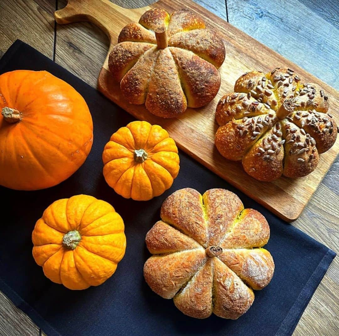 ナイジェラ・ローソンのインスタグラム：「Meanwhile, over on @foodim, this wonderful photograph by @thebakersgranddaughter of pumpkin bread (with some pumpkins for company!) is #postoftheweek. And you can get the recipe on the Foodim insta page」
