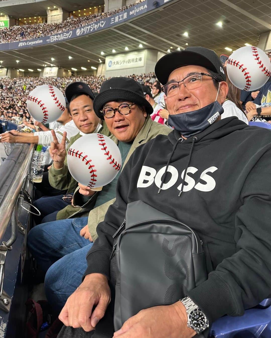 カンニング竹山のインスタグラム：「マリーンズ推し、ホークス推し、ジャイアンツ推しで大阪に集まり日本シリーズを視察。 前の席の方々からのインカメラでの盗撮をされながらも我々おじさん3人は野球を黙ってじっくり楽しんだのである。 できれば盗撮はしないでね😅 タイガース、バッファローズ、こりゃ両チームとも強いわ！」