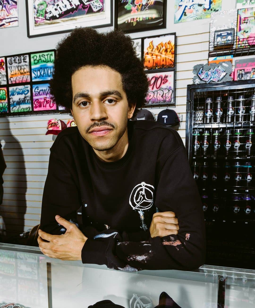 Foot Lockerのインスタグラム：「“When I put on a pair of Air Jordan 1s, I feel like I’m just putting on something to define an era. I like to put a story to the pairs. They just look and feel better that way,” says @alantheg, LA-based artist & designer.  From humble beginnings in Los Angeles, Alan Lear has blown up internationally for his graffiti-esque airbrushed stars that find their way onto hats, tees hoodies & more. Shown off by celebrities and more, he's made a name for himself in both the local community and in the fashion world.   Shop the Air Jordan 1 in-stores & online now.」