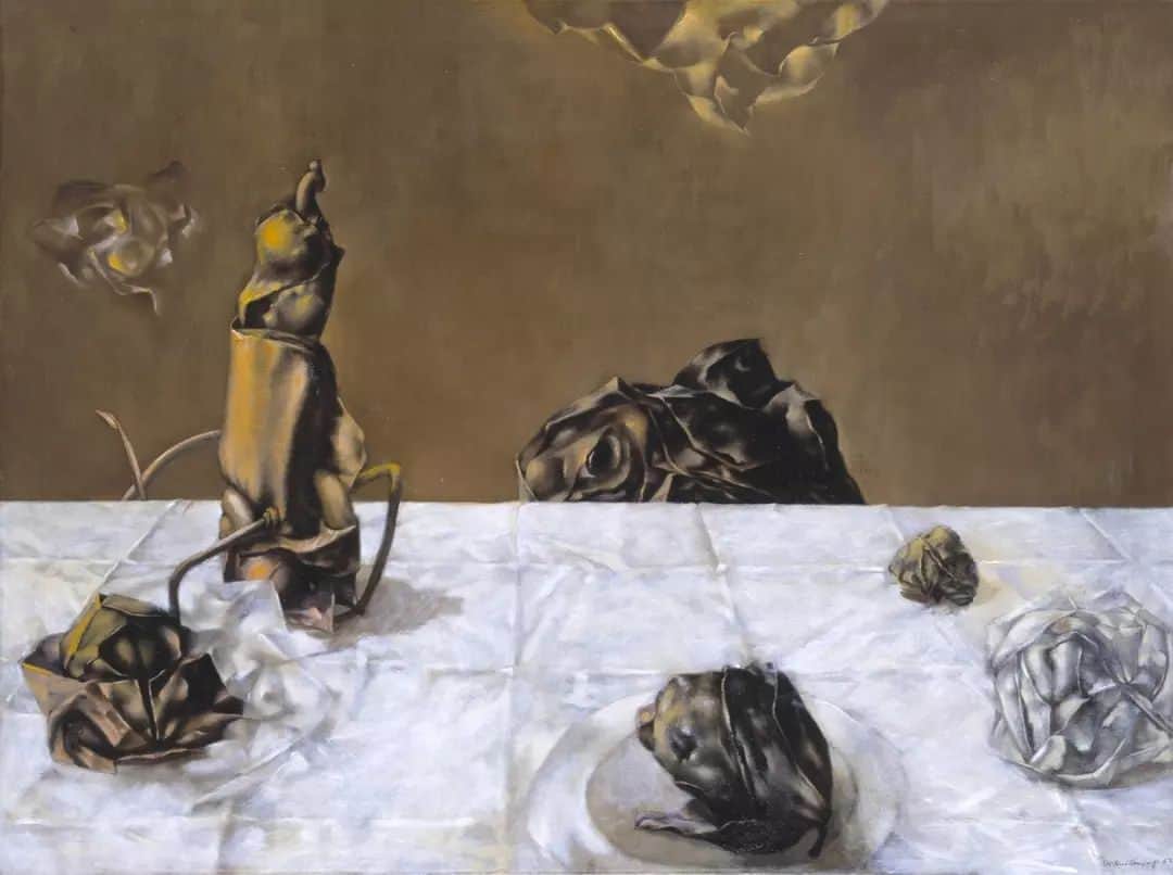 テート・ギャラリーのインスタグラム：「🌹👹 Do you see roses or phantoms? 👹🌹  Dorothea Tanning's 'Some Roses and Their Phantoms' 1952 represents a domestic scene inhabited by nightmarish creatures. Behind the dining table a large rose-like form lurks, fixing the viewer with a sombre, melancholy eye. 👁️   'Here some roses from a very different garden sit? lie? stand? gasp, dream, die? – on white linen. They may serve you tea or coffee. As I saw them take shape on the canvas I was amazed by their solemn colours and their quiet mystery that called for – seemed to demand – some sort of phantoms.' - #DorotheaTanning  Table cloths are a recurring theme in Tanning's paintings. She remembered the ritual of setting the table as a child: ‘laying it over the family dining table, so smooth and cool and heavy. It was fascinating to me. The table was transformed by a pattern of sharp creases etched onto the surface, of peaks and troughs that fell over the sides and folded in and around our laps.’  Tanning used surrealism to depict fantastic events occurring in mundane or domestic settings, blurring the distinction between the real and the imaginary and creating a world of limitless possibility.  🖼️ Dorothea Tanning, Some Roses and Their Phantoms 1952 © DACS, 2023」