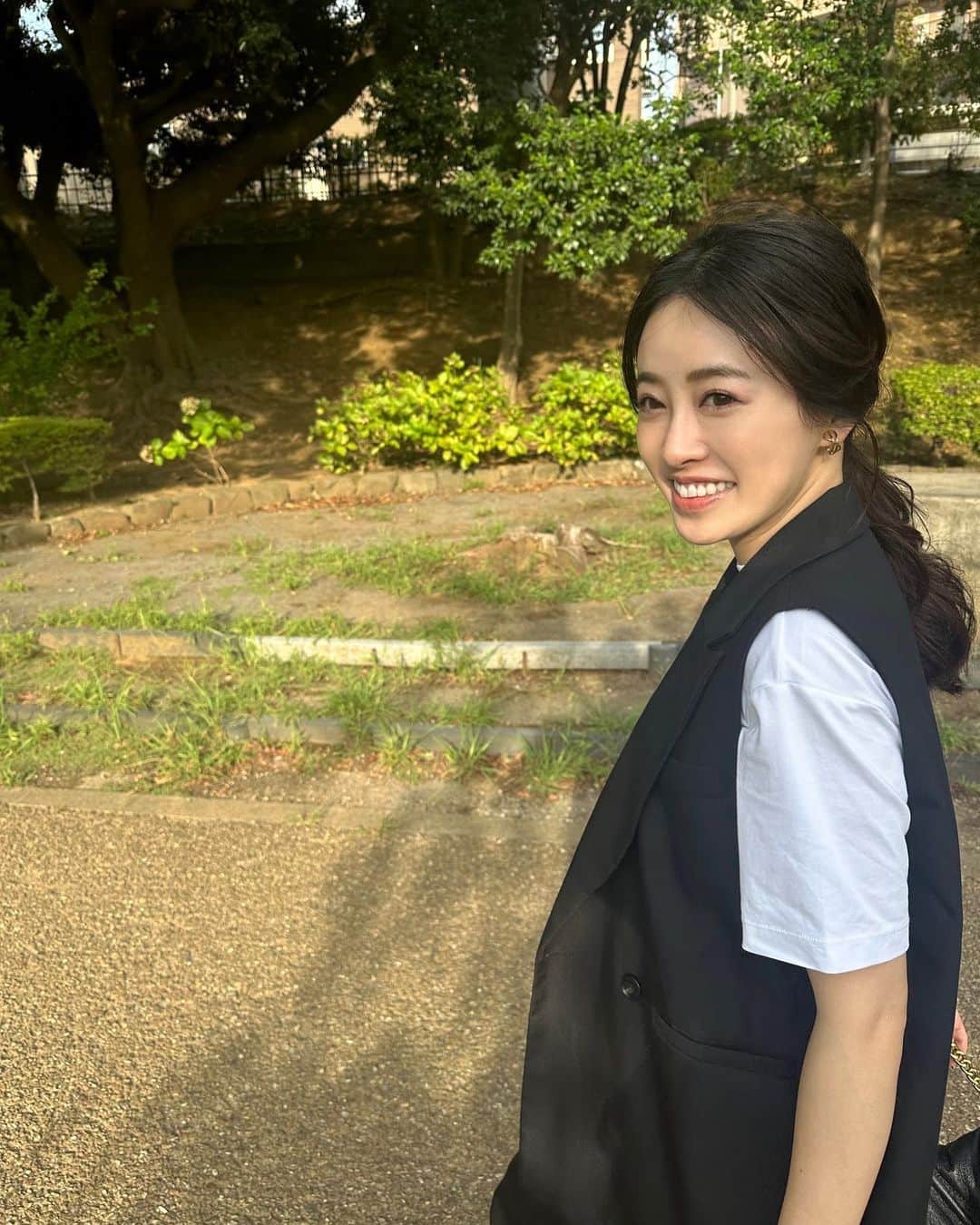 高野桃子さんのインスタグラム写真 - (高野桃子Instagram)「なにその動きは！！  って言われながら🍃笑　ゆる〜い公園お散歩DAY まだそよそよ風が気持ちよかった9月のです 鼻水かみすぎて鼻赤い」10月30日 1時04分 - takano_sd