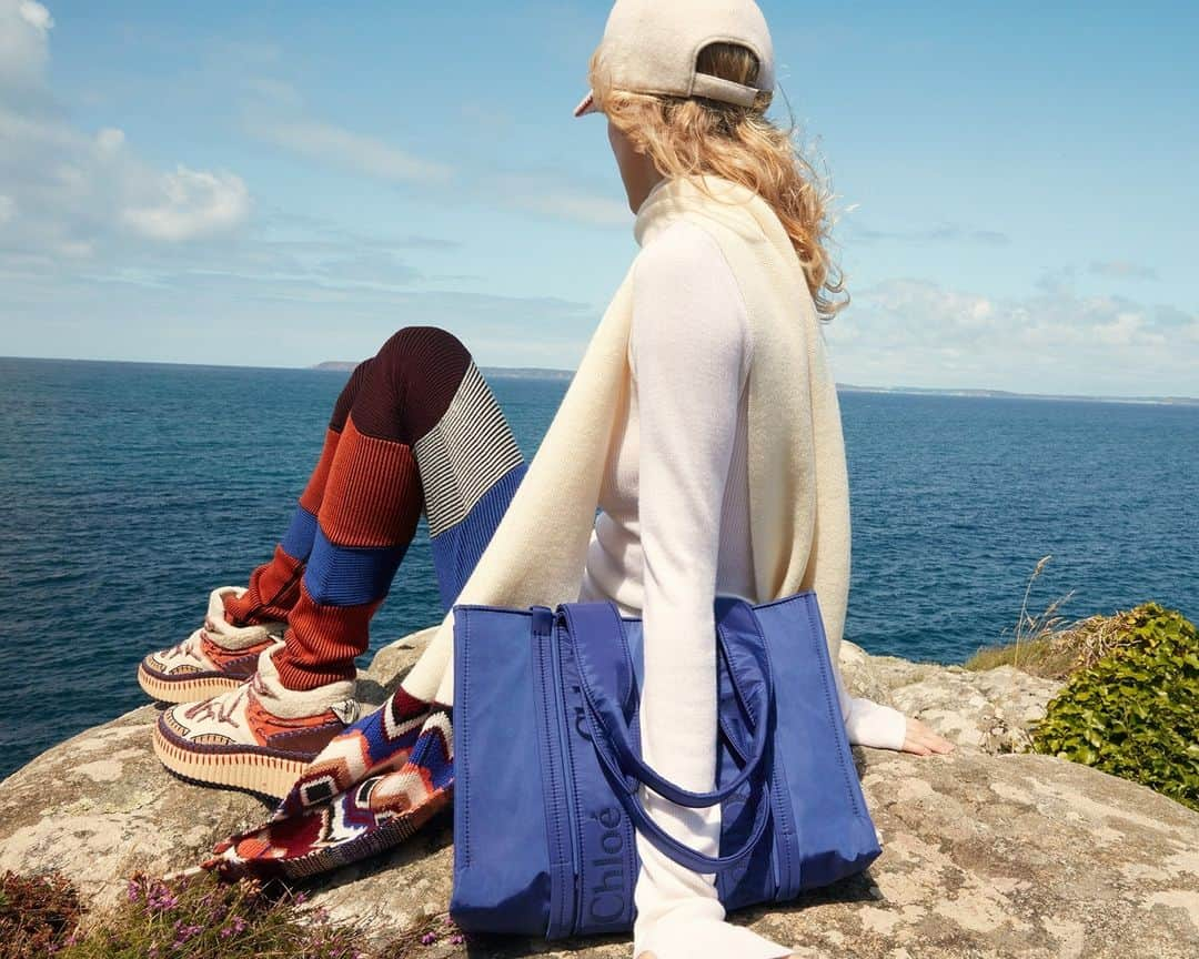 Chloéのインスタグラム：「Alongside streamlined ready-to-wear, the Chloé Mountain capsule collection comprises exclusive renditions of iconic Chloé designs including the Woody tote bag and Nama sneaker, which comes in sumptuous shearling and suede.  #ChloeMountain」