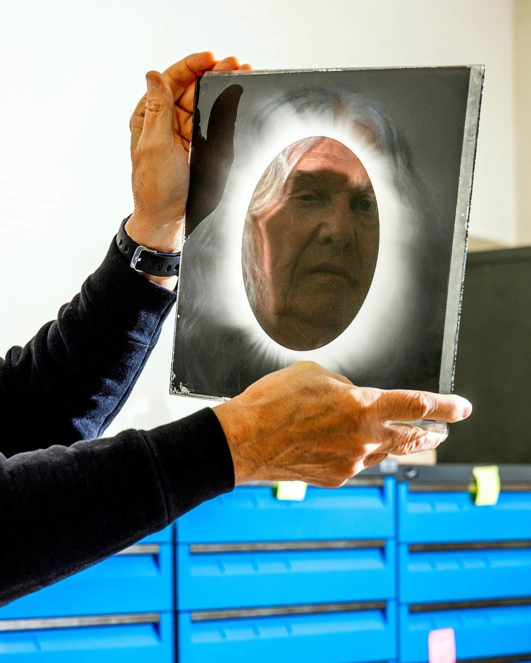 ナショナルジオグラフィックのインスタグラム：「Photos by @christiehemmklok | While documenting the restoration of the Yerkes Observatory near Wisconsin's Lake Geneva for National Geographic, I met Frank Mills. During my time in the plate vault, Frank, a retired teacher and observatory volunteer, showed me plate after plate of remarkable images of space. The vault houses an estimated 170,000 glass plates taken with the telescopes at Yerkes and observatories around the world.」