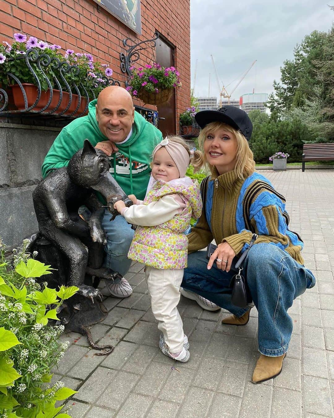 RU.TVのインスタグラム：「В это невозможно поверить, но перед вами очаровательные бабушки и дедушки!   Звёздные бабушки и дедушки перечёркивают своим внешним видом и образом жизни все устоявшиеся стереотипы. Ставь ❤️ если тоже восхищаешься ими!   А кто для тебя пример для подражания? Пиши в комментариях.   #рутв #rutv」