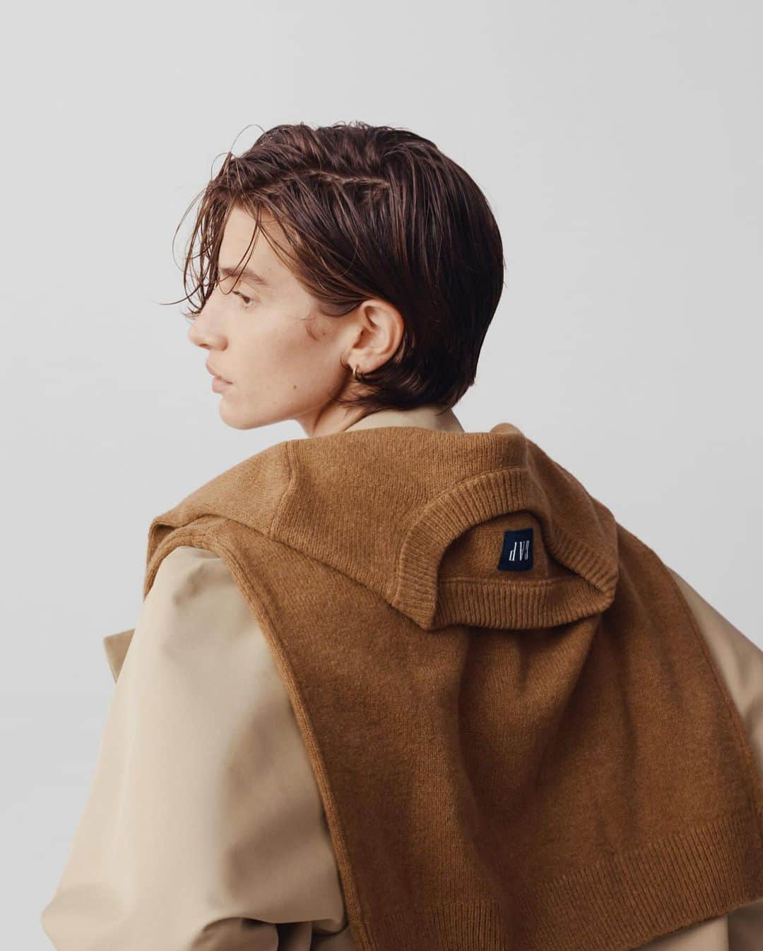 GAPのインスタグラム：「Gifted. Community.   Florence Huntington-Whiteley for Gap, Holiday 2023.」