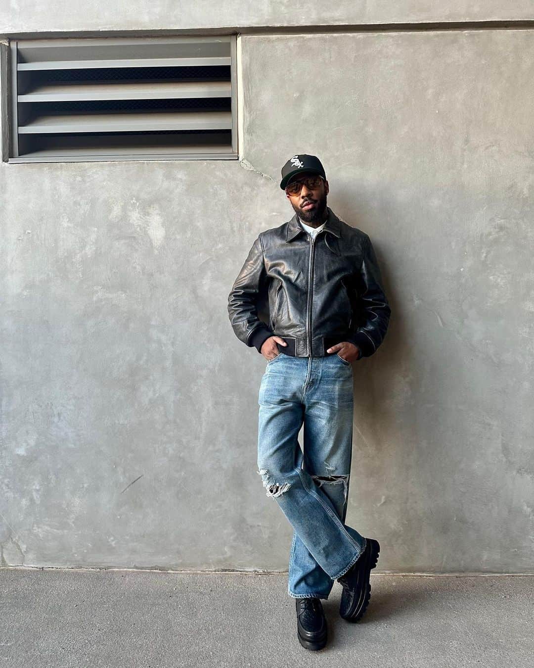 Instagramのインスタグラム：「@brentfaiyaz (Brent Faiyaz) is full of surprises.⁣ ⁣ Before headlining the @onemusicfest in Atlanta this weekend, the R&B artist dropped a brand-new surprise album, which, like Brent, lives up to its name: “Larger than Life.”⁣ ⁣ And while he may be a Maryland native, he’s showing us #10Things from his home away from home ahead of tonight’s show.⁣  ⁣ 1. 📍 Atlanta for @onemusicfest 🍑 2. Showtime decisions…⁣ 3. Necessary accessories.⁣ 4. @nuwo.world fit check ✅🔥⁣ 5. Pre-show hype up with @bobbyybanks  6. It’s mint. 🫖⁣ 7. Pit stop at @originalfani  8. When @timbaland calls about the collab.⁣ 9. Larger. Than. Life.⁣ 10. Final sound check. See you at the show.」