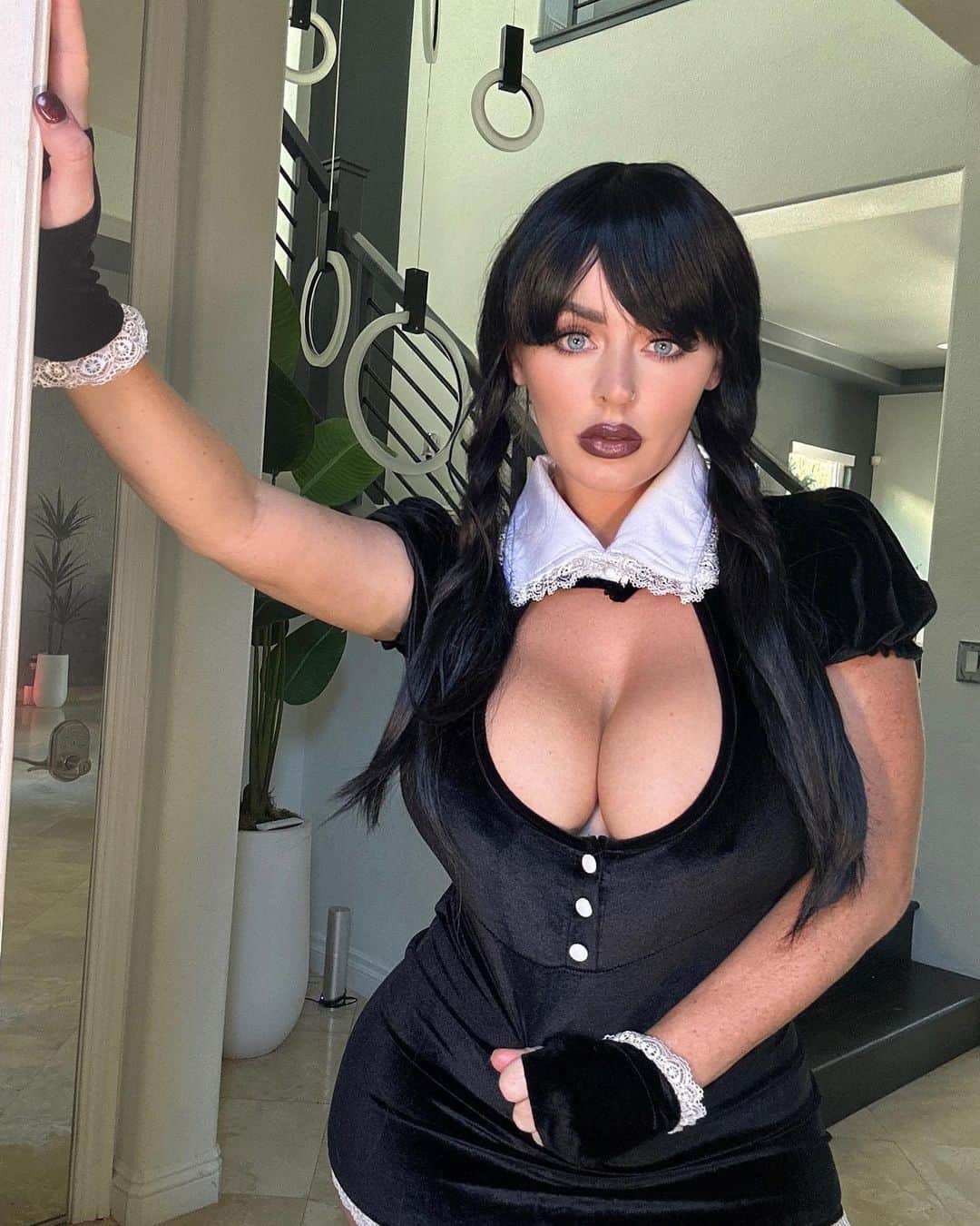 ソフィー・ディーさんのインスタグラム写真 - (ソフィー・ディーInstagram)「Embracing my inner Addams.」10月30日 1時20分 - sophiedee