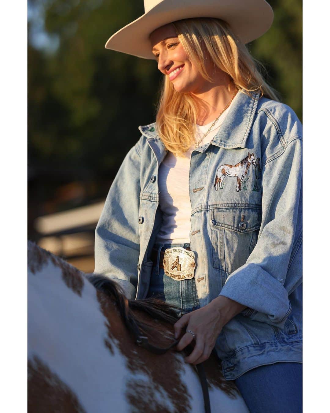 ベス・ベアーズのインスタグラム：「👩🏼‍🌾 #horsegirl #rescuehorse   📸: @white.star.ranch」