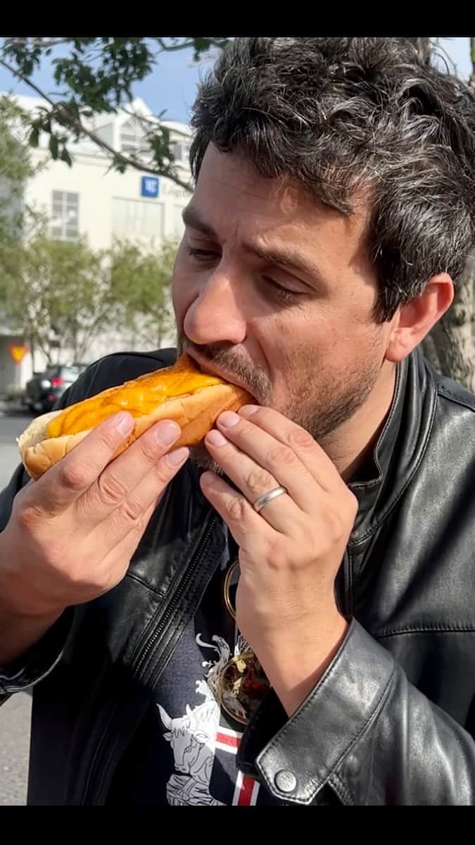 エド・ウィークスのインスタグラム：「Traditional Icelandic hot dog 🌭 at DELICIOUS @pylsubarinn  #hotdog #iceland #foodreview」