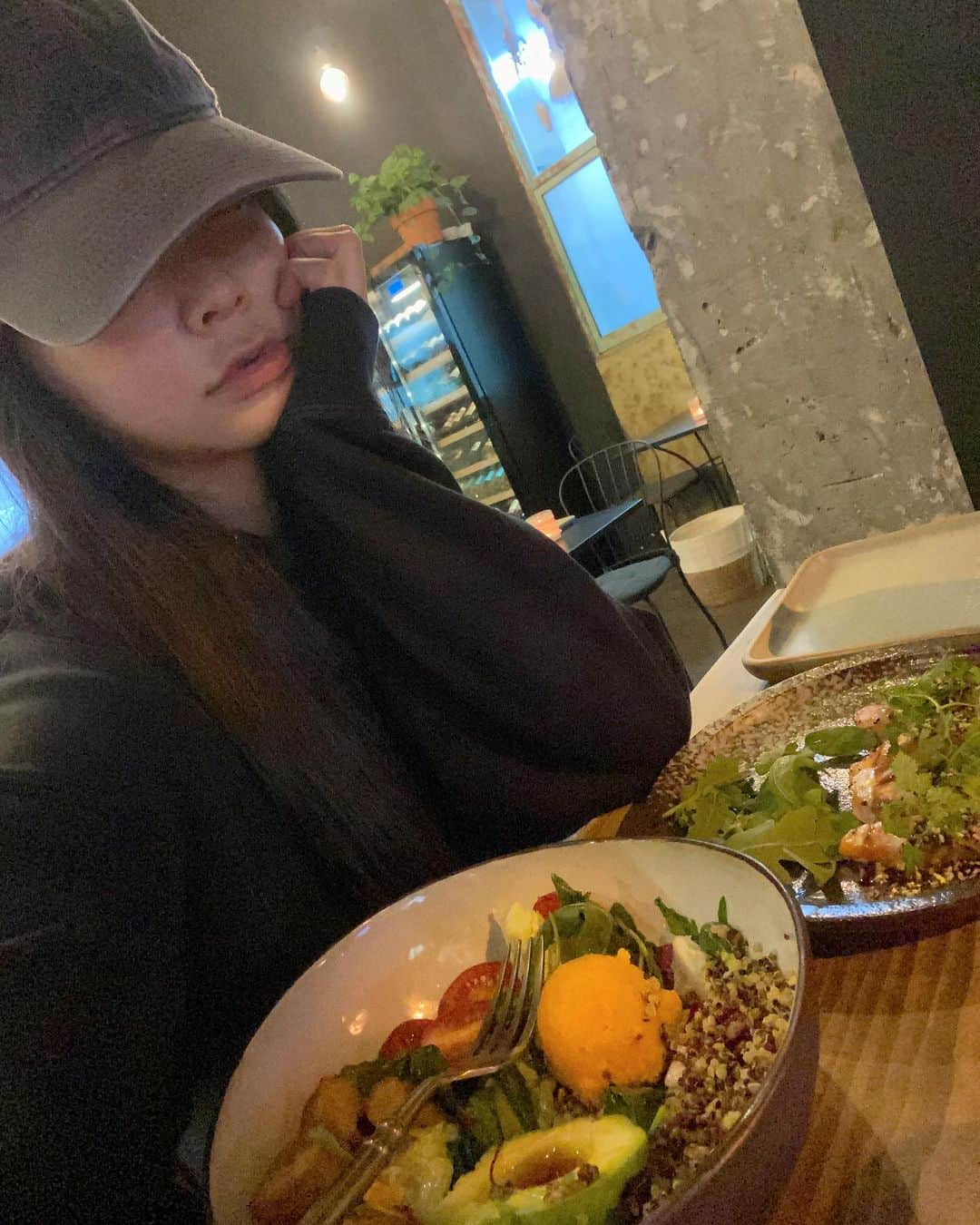 渋谷ゆりさんのインスタグラム写真 - (渋谷ゆりInstagram)「My diet/私の食生活/我的饮食  ☀️Breakfast Protein smoothie/プロテインスムージー/蛋白质冰沙 @justnumber_official   🕛 Lunch Salad +Protein/サラダ＋プロテイン/沙拉＋蛋白粉  🌃 Dinner Salad/サラダ/沙拉   Before sleep🌕 Protein @justnumber_official   食生活をよく聞かれるので！基本毎日こんな感じ～1人でごはん食べるのが好きです。根暗🙋‍♀️🤣 因为很多人问我的饮食生活！基本上每天都是这样子～很喜欢一个人吃。很内向的🙋‍♀️🤣  #スムージー #プロテインスムージー #サラダ #healthylifestyle #pescatarian #ペスカタリアン #プロテイン #ヴィーガン #カフェ #ダイエット #ボディメイク #vegan #vegancafe #organic #organiccafe #diet  #tokyo #workout #有機茶寮 #減肥 #健身 #筋トレ女子 #フィットネス女子 #くびれ #くびれ作り #健身 #健身女孩 #protein #蛋白粉」10月30日 1時20分 - shibuya_yuri