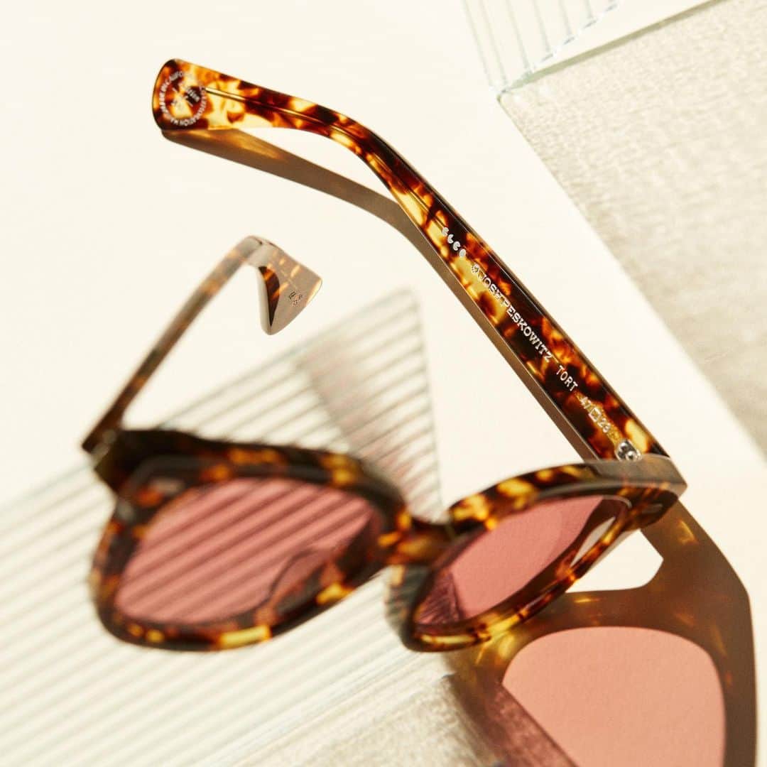 ジーエルシーオーのインスタグラム：「GLCO x Josh Peskowitz Sun in Tortoise with Bordeaux lenses.  This frame is available in three unique colorways, all hand selected and perfected by Josh himself, and draws inspiration from vintage Japanese eyewear. Featuring a smooth and minimal front plaque, real rivets and constructed from 6.5mm Japanese acetate - complimented by 3-barrel hinges and 100% UV protection.」