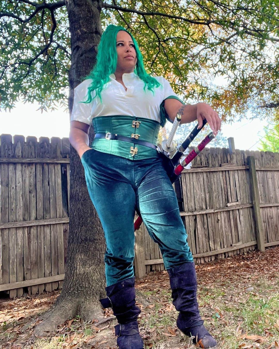 ナイラ・ローズのインスタグラム：「SPOOKTOBER!!!🎃🎃🎃 #costumeaday #31DaysofHalloween  #costume #cosplayer  Day 29  The master of the three sword technique!!  Roronoa Zoro! (63’d ofc! 🤪) #cosplay #cosplayer #onepiece」