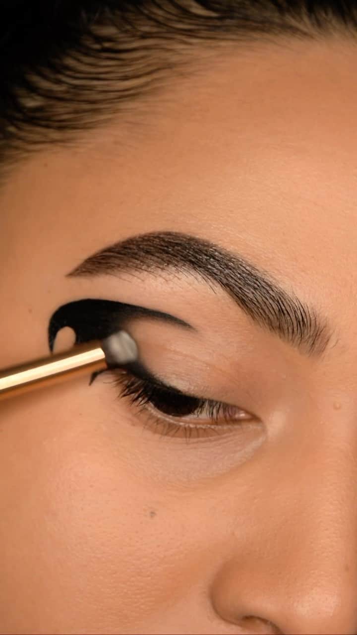 パット・マグラスのインスタグラム：「MIDNIGHT SUN ⚡⚡⚡ Push your look to the next level with a sharp-yet-soft eye in this season’s must-haves: Perma Precision Liquid Eyeliner, Legendary Wear Velvet Kohl Eyeliner & Mothership VI: Midnight Sun Eye Palette.⚡⚡⚡ Shop NOW at PATMcGRATH.COM.   Major artistry by @raincornelius   ⭐STARRING ⭐ Perma Precision Liquid Eyeliner ‘XTREME BLACK’ Legendary Wear Velvet Kohl Eyeliner Mothership VI: Midnight Sun ‘JUBILEE’」