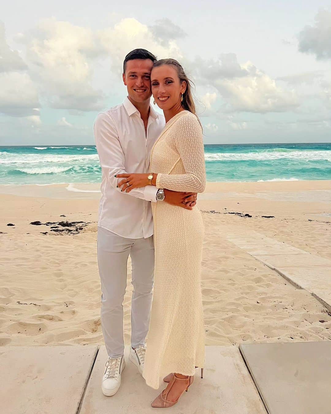 エリーゼ・メルテンスさんのインスタグラム写真 - (エリーゼ・メルテンスInstagram)「All white 🤍 in Cancún 🌊 #wtafinals #cancun」10月30日 1時27分 - mertenselise