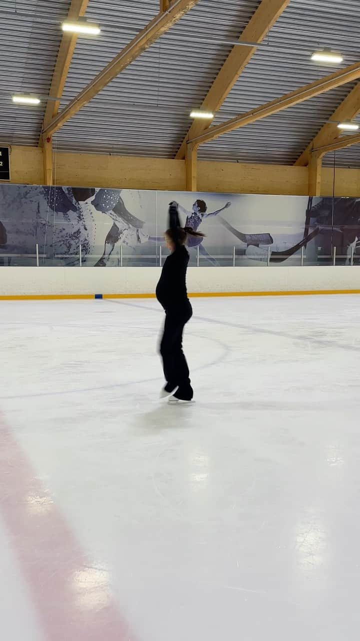 ラウラ・レピストのインスタグラム：「Spinning to the last 6 weeks of bump life.🙆🏽‍♀️🌀 Love the bump and love skating but not that much combined though…🙊😅  #spinning #figureskating #piruetti #bump #babybump #pregnancy」