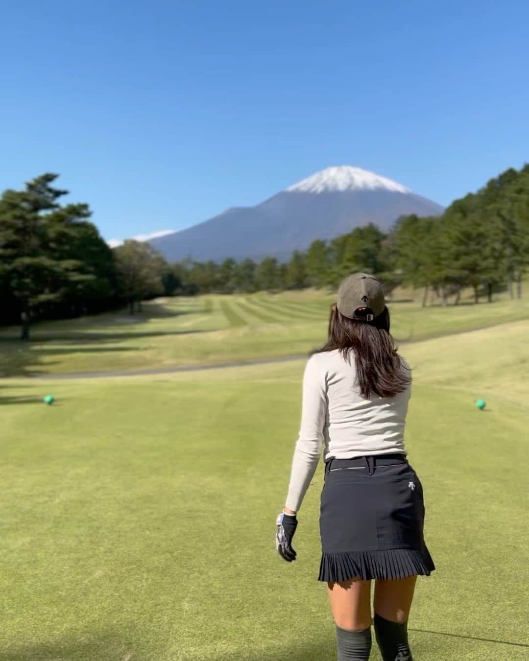 yurieのインスタグラム：「富士山ショット🗻⛳️  #ゴルフ練習　#golf #golfswing #golffashion  #golfwear #golfoutfit #ゴルフ好き #ゴルフ初心者 #ゴルフ練習 #ゴルフ女子 #ゴルフ男子 #ゴルフ上手くなりたい #ゴルフ好きと繋がりたい#ゴルフウェアー  #ゴルフスイング #골프 #ゴルフコーデ #スポーツ女子 #ゴルフ旅 #高尔夫球 #กอล์ฟ  #ゴルフ旅行 #リゾートゴルフ　#descente #descentegolf #デサゴルファー　#pr」