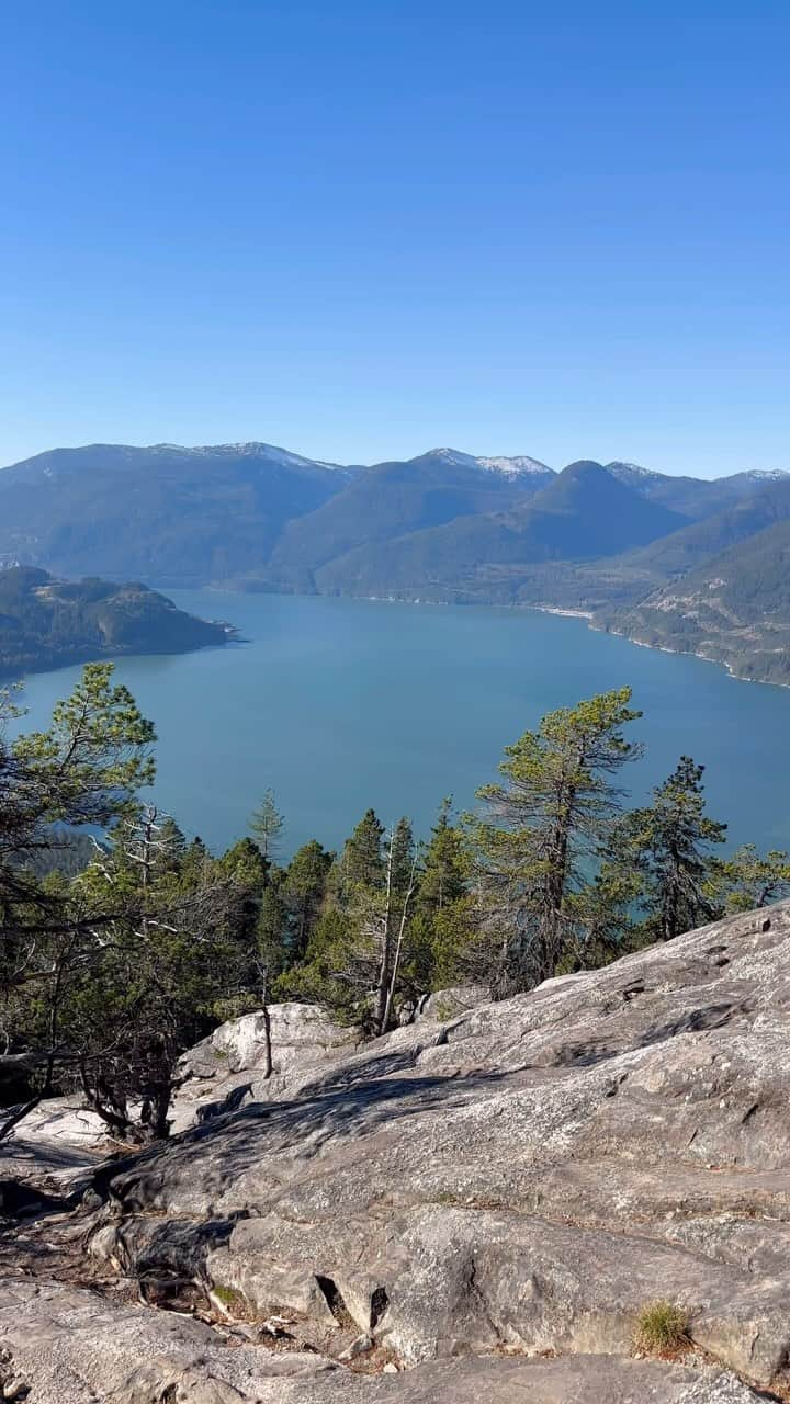 ジャコモ・ジャンニオッティのインスタグラム：「It had been too long, and the mountains were calling. My journey here in Vancouver ends today, at least for now. I wanted to go out with a bang. Hiked the chief, all three peaks in 3:30 while keeping a good pace and leaving time to take in the sites, make jokes and get lost. The mountains fill me with joy and I can’t wait to come back and do it again. Thanks to the homie @andresxjoseph for the company on the journey. Get outside!」