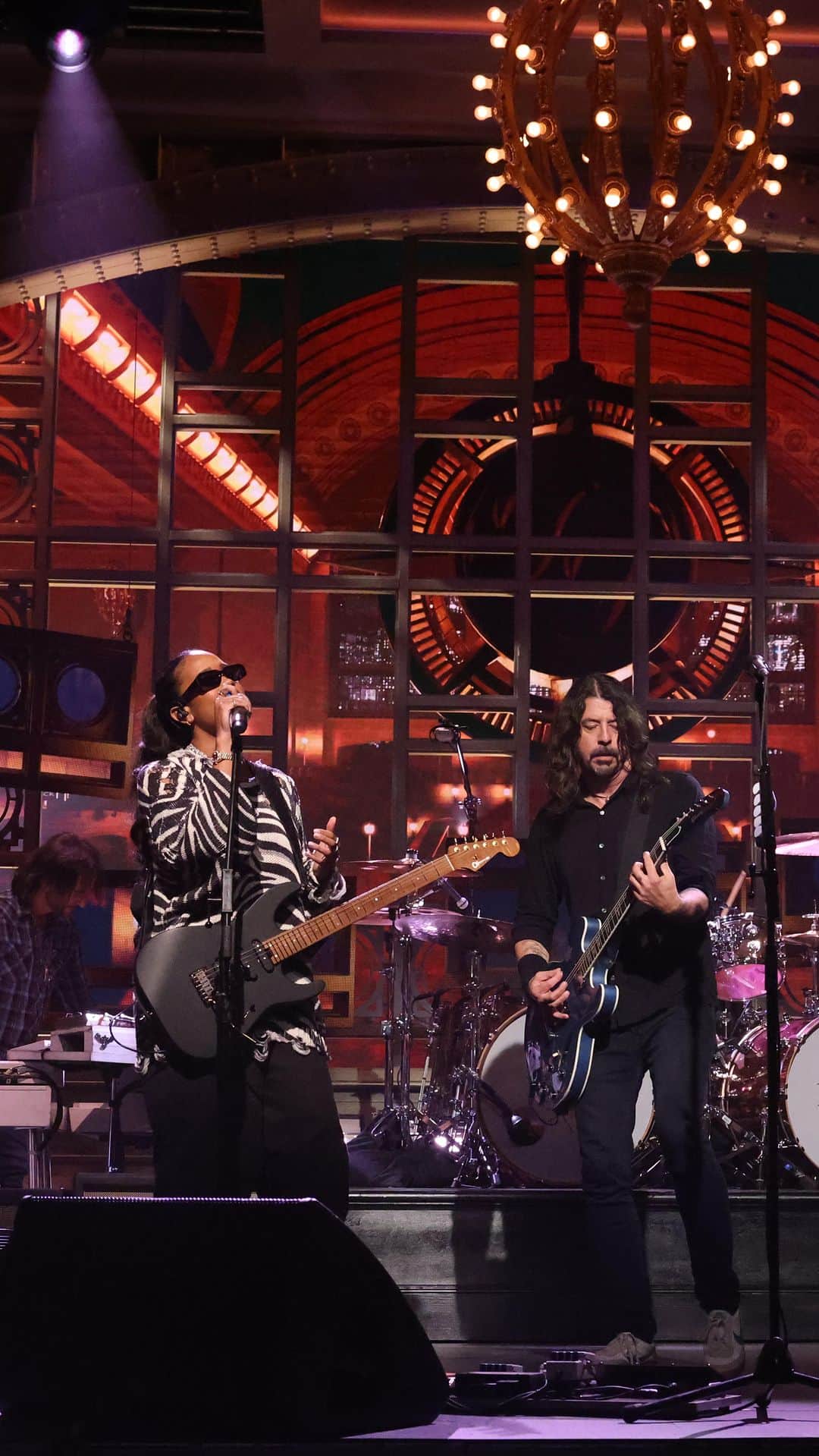 のインスタグラム：「The Glass - @foofighters ft. @hermusicofficial  Full performance at the link in bio!」