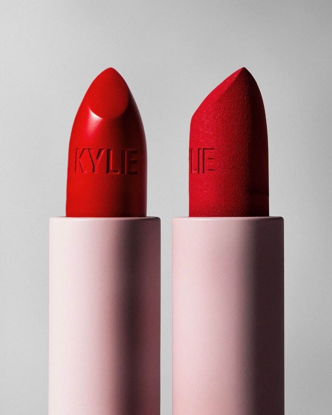 Kylie Cosmeticsさんのインスタグラム写真 - (Kylie CosmeticsInstagram)「crème vs matte red lip 💋 which one are you wearing today?」10月30日 1時41分 - kyliecosmetics