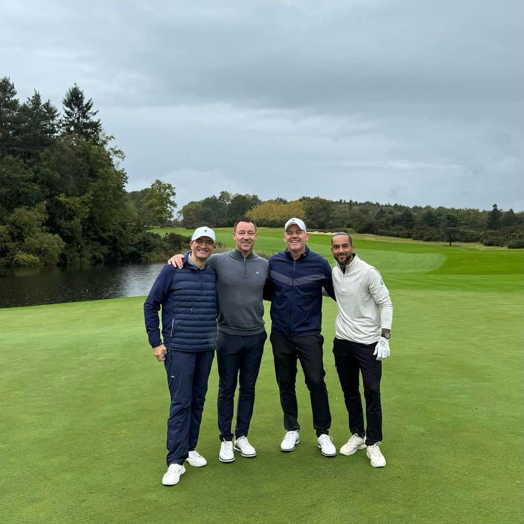 ジョン・テリーのインスタグラム：「Always special at Queenwood. Thank you @warrenkwei  Well played partner @stephenmiron 💙🏌🏻‍♂️💷  Great to see you @theowalcott and thank you for the 💷🤣」