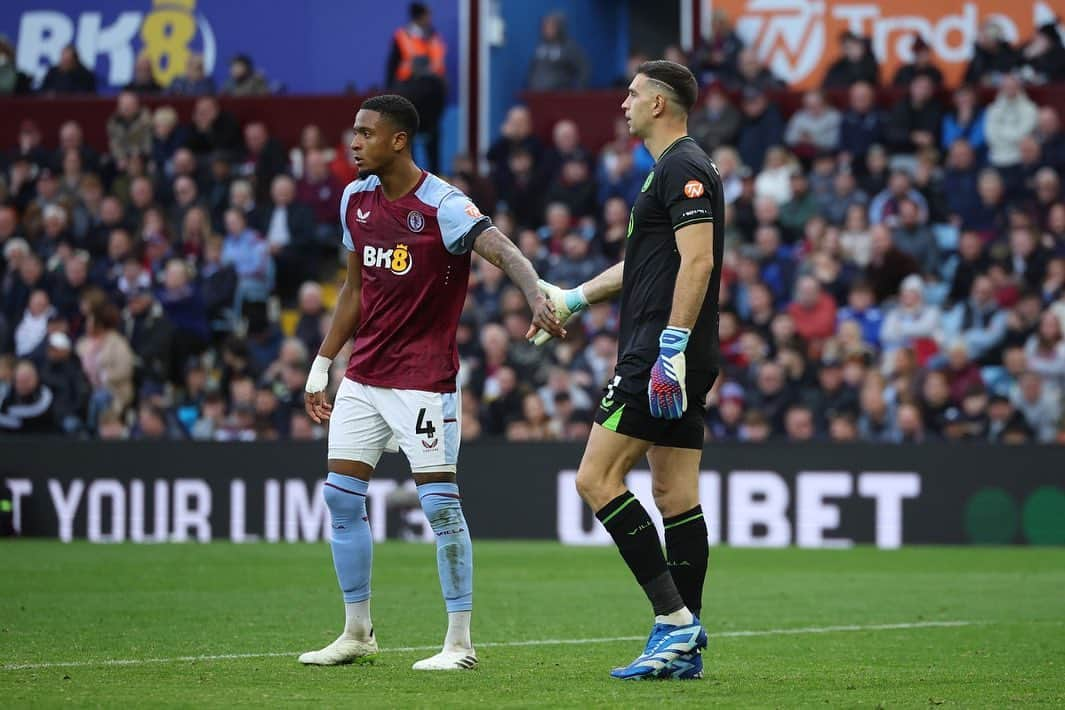 ダミアン・マルティネスさんのインスタグラム写真 - (ダミアン・マルティネスInstagram)「Disappointed to concede today. But so happy to get another 3 points at villa park 💪🏽 #UTV  Gol inafortuno hoy  Pero muy contento con otros 3 puntos en casa  Vamos por mas」10月30日 1時43分 - emi_martinez26