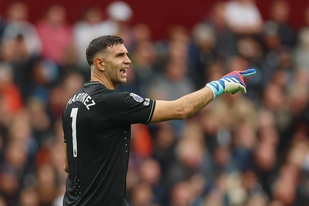 ダミアン・マルティネスさんのインスタグラム写真 - (ダミアン・マルティネスInstagram)「Disappointed to concede today. But so happy to get another 3 points at villa park 💪🏽 #UTV  Gol inafortuno hoy  Pero muy contento con otros 3 puntos en casa  Vamos por mas」10月30日 1時43分 - emi_martinez26