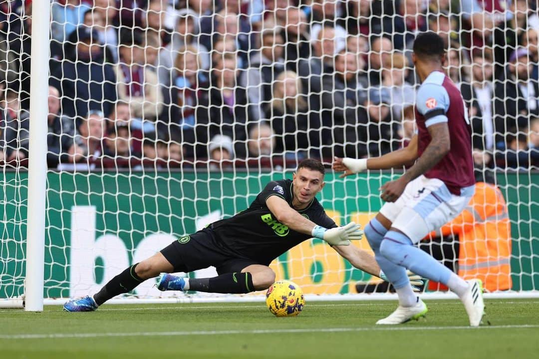 ダミアン・マルティネスのインスタグラム：「Disappointed to concede today. But so happy to get another 3 points at villa park 💪🏽 #UTV  Gol inafortuno hoy  Pero muy contento con otros 3 puntos en casa  Vamos por mas」