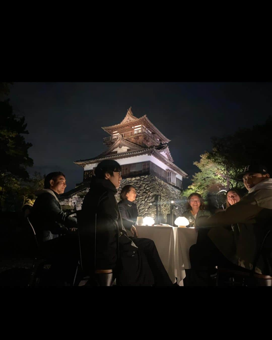 軍地彩弓さんのインスタグラム写真 - (軍地彩弓Instagram)「福井の坂井市にある、丸岡城スペシャルディナー「月待の宴　朧　〜OBORO〜」 丸岡城は日本に現存する12天守のひとつ。 70年前の福井地震で倒壊した城を瓦礫になった建材を集めて、再建したという奇跡の城は木材と漆喰の侘び寂びの趣の姿が美しい。  満月の今日、ここで開催されたのは、金沢の二つ星レスピラシオン、と福井のカードルのコラボレーションディナー。  月を眺めながらのディナーは格別でした。テロワールな坂井市の特産の海老、鹿などの食材。 一皿一皿が美しく、クリエイティブで、何より美味しい。  気の置けない友人たちとの会話が楽しくて、坂井市のポテンシャルの高さを話したり。  古城を見ながら、特別な夜。この日は永平寺も訪れて、福井三昧な一日。幸せ。  #坂井市 #丸岡城 #japanesecastle #城　 #fukui #dinner」10月30日 1時50分 - sayumi7