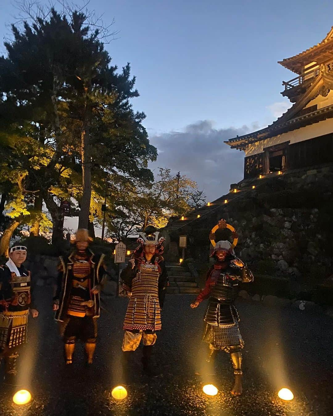 軍地彩弓さんのインスタグラム写真 - (軍地彩弓Instagram)「福井の坂井市にある、丸岡城スペシャルディナー「月待の宴　朧　〜OBORO〜」 丸岡城は日本に現存する12天守のひとつ。 70年前の福井地震で倒壊した城を瓦礫になった建材を集めて、再建したという奇跡の城は木材と漆喰の侘び寂びの趣の姿が美しい。  満月の今日、ここで開催されたのは、金沢の二つ星レスピラシオン、と福井のカードルのコラボレーションディナー。  月を眺めながらのディナーは格別でした。テロワールな坂井市の特産の海老、鹿などの食材。 一皿一皿が美しく、クリエイティブで、何より美味しい。  気の置けない友人たちとの会話が楽しくて、坂井市のポテンシャルの高さを話したり。  古城を見ながら、特別な夜。この日は永平寺も訪れて、福井三昧な一日。幸せ。  #坂井市 #丸岡城 #japanesecastle #城　 #fukui #dinner」10月30日 1時50分 - sayumi7