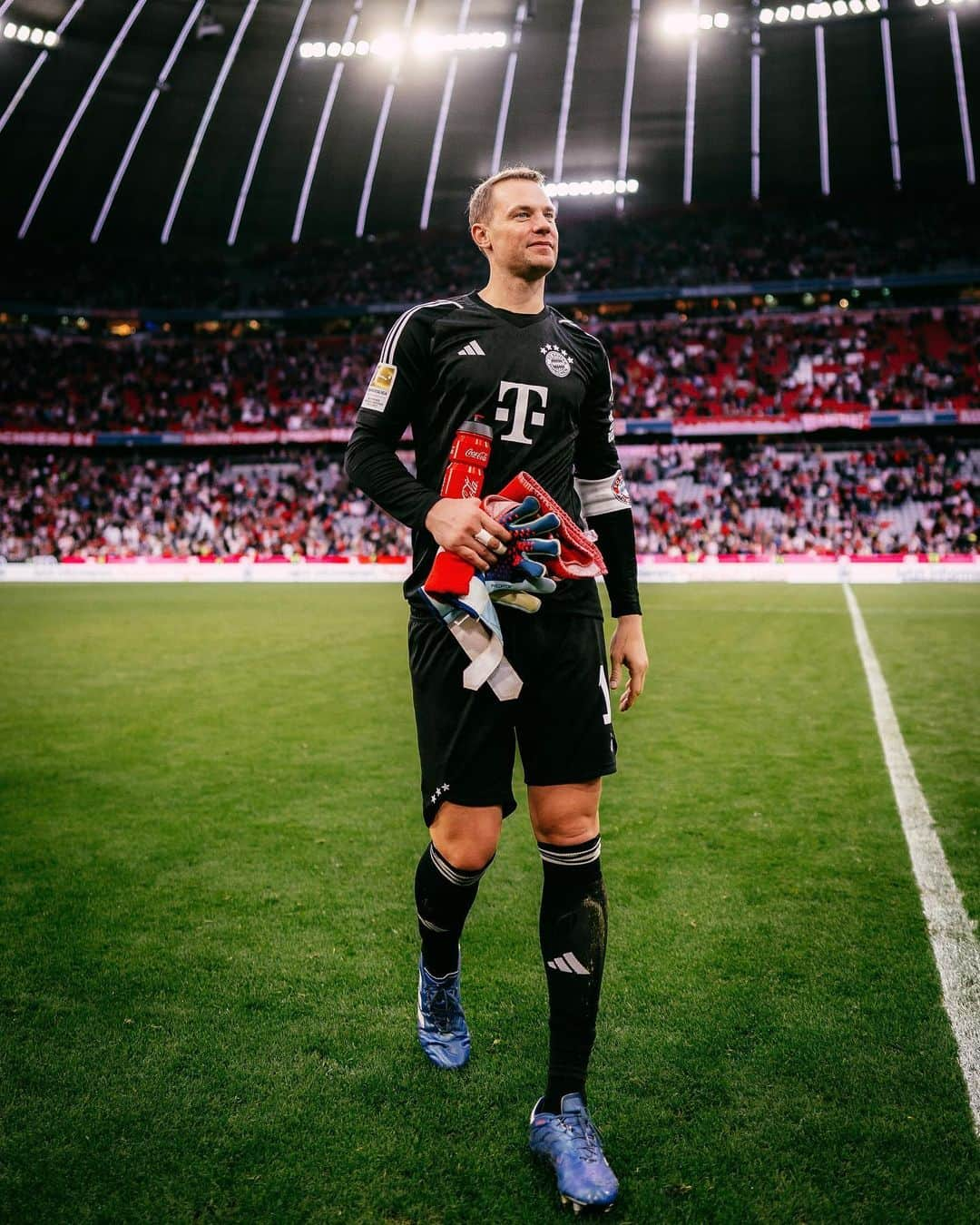 マヌエル・ノイアーのインスタグラム：「I couldn't be happier right now! After more than 331 days without playing football, I was finally able to walk up the stairs of the Allianz Arena and get back on the pitch yesterday. A special moment for me that I will never forget.  At the same time, I am extremely grateful for all the people who accompanied me, supported me and given everything for me over the last 11 months - my family and friends, the doctors, rehab coaches and physiotherapists, the coaching staff, the team, my goalkeeper colleagues and, last but not least, the entire club and the fans! From the bottom of my heart: THANK YOU!  I look forward to everything ahead and keep giving everything!  Your  Manuel  +++  Ich könnte im Moment nicht glücklicher sein! Nach über 331 Tagen ohne Fußballspiel durfte ich gestern endlich wieder die Treppen der Allianz Arena hochlaufen und auf dem Platz stehen. Ein besonderer Moment für mich, den ich nie vergessen werde.  Gleichzeitig bin ich extrem dankbar für alle, die mich über die letzten 11 Monate begleitet, unterstützt und alles für mich gegeben haben – meine Familie und Freunde, die Ärzte, Reha-Trainer und Physiotherapeuten, das Trainer-Team, die Mannschaft, meine Torwartkollegen und nicht zuletzt der gesamte Verein und die Fans! Von ganzem Herzen: DANKE!  Ich freue mich auf alles was vor uns liegt und gebe weiterhin alles!  Euer  Manuel」