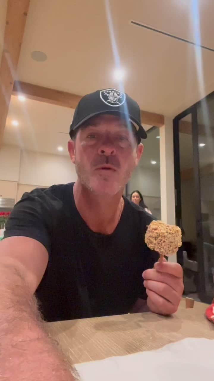 ロビン・シックのインスタグラム：「Candy Apple 🍏😎🤯」