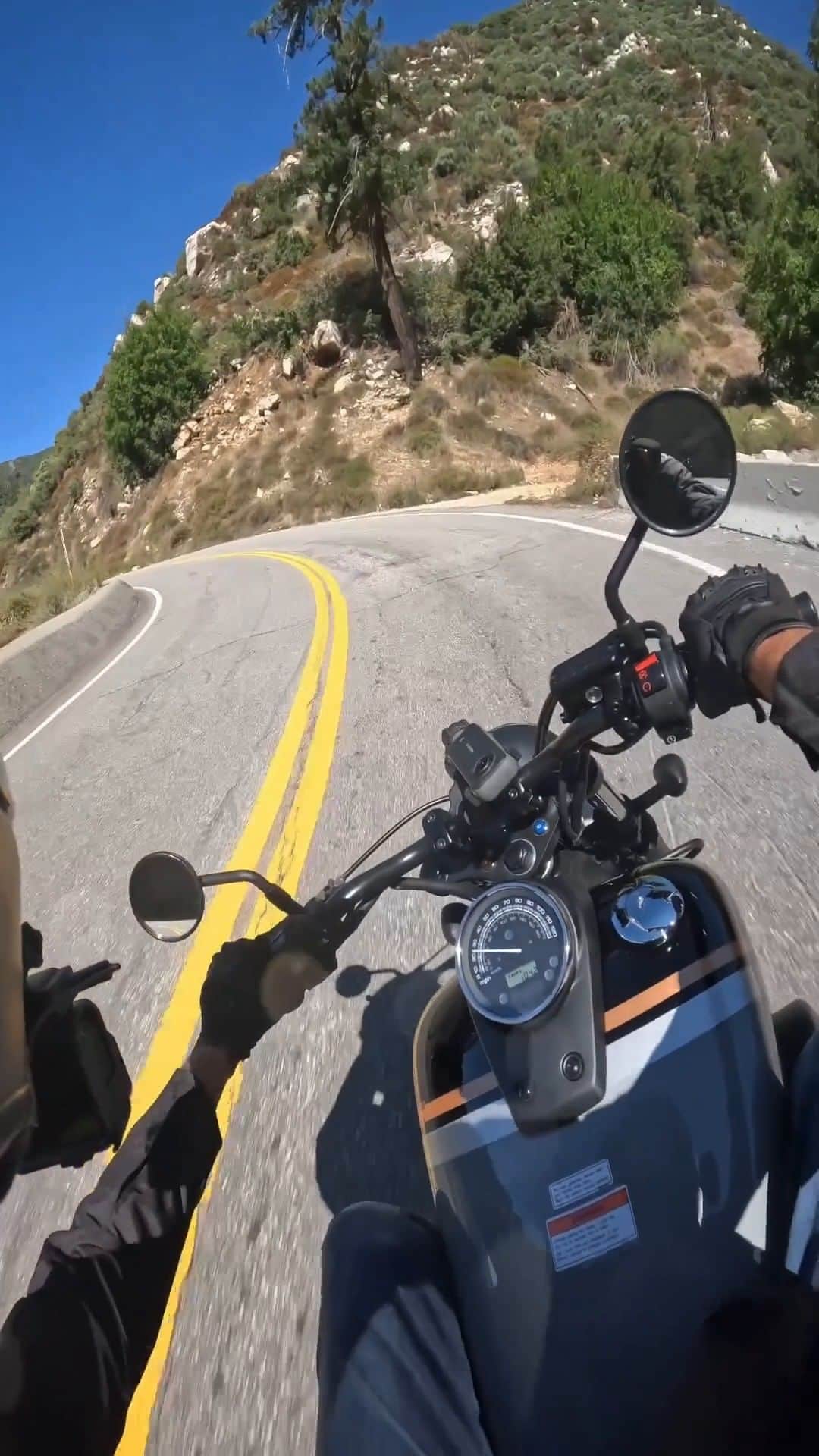 のインスタグラム：「POV: On board the #HondaShadow with @motorcyclistonline and @adamwaheed. 📹」