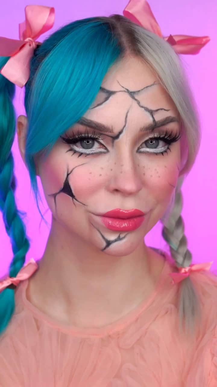 KIKO MILANOのインスタグラム：「@maureennaudts is bringing the spooky doll vibes to life this Halloween! 👻 Get ready for a hauntingly beautiful look with #KIKOMilano goodies 🎃 Full Coverage 2-in-1 Foundation & Concealer WR01 - Velvet Touch Creamy Stick Blush 04 - Sculpting Touch Creamy Stick Contour 200 - Invisible Touch Face Fixing Powder - Irresistible Total Look Face Powder Palette 01 - New Cult Colours Eyeshadow Palette 01 - Graphic Look Eyes & Body Pencil 01, 10 - Super Colour Waterproof Eyeliner 10 - Unlimited Double Touch 110 - Face 03 Foundation Brush - Face 08 Precision Powder Brush - Face 07 Blending Powder Brush - Eyes 56 Round Blending Brush - Eyes 50 Sponge Tip Applicator  #KIKOTrendsetters #makeuptutorial #halloweenmakeup #halloweenmakeuptutorial #spookymakeup」