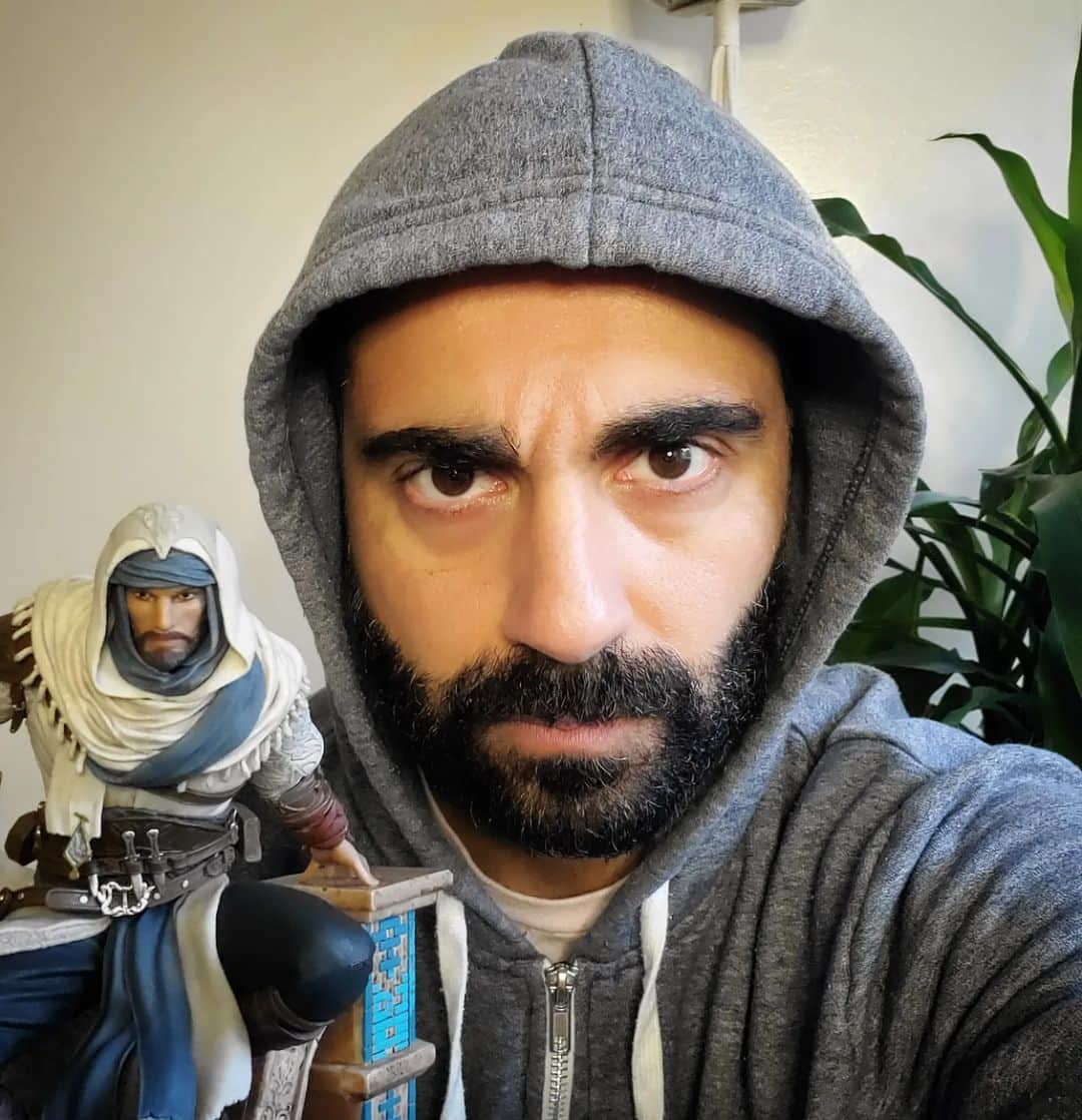 リー・マジャブのインスタグラム：「I tried! 🤣  Thank you everyone at Ubisoft for this wonderful gift! I'm happier than I look!  🦅🤍⚔️  #AssassinsCreedMirage  #AssassinsCreed #Ubisoft」