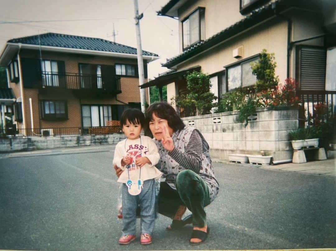 村山優香のインスタグラム：「おばあちゃんにお別れしに行きます 仕事でみんなよりは遅れて会いに行くけど まっててね  こんなに凄い虹何年ぶりかにみた🌈」