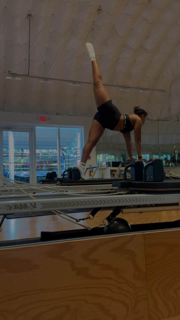 エリッサ・ダウニーのインスタグラム：「Little training update…   I’ve been throughly enjoying a mix of hybrid training recently, to those of you that aren’t familiar with the term ‘HYBRID’ it’s a combination of various forms of exercise that complement each other.   So I’m definitely wanting to keep this going as it still means I can lift weights, do hiit classes, pilates, running etc. and if I’m honest it’s the most fit/ in shape I’ve felt in a long time!   I’m going to be putting together some guides for my online coaching coming into 2024 so keep an eye out 👀  1-1 coaching link in bio 🫶🏽✨」