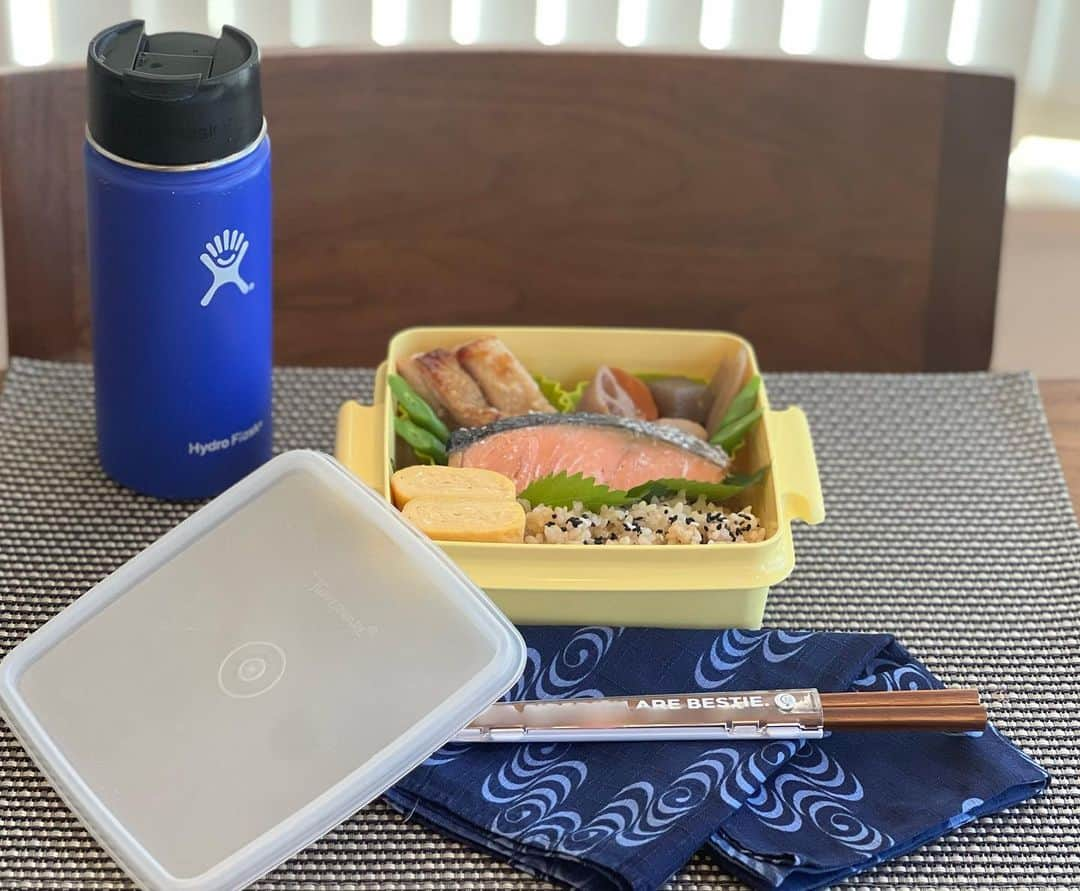 駒田奈美さんのインスタグラム写真 - (駒田奈美Instagram)「・ ・ ・ 『お弁当』 ・ ・ 今日は焼き鮭弁当 ・ 鳥の塩麹漬けと筑前煮、玉子焼きも一緒に 今日は和風なお弁当です ・ ・ 今朝は快晴の千葉 お出かけしたくなるお天気！ ・ ・ 月曜日ですね 今週もよろしくお願いします ・ ・ それでは 今日も元気にいってらっしゃい！ ・ ・ ・ #駒田奈美#モデル#アラフィフ#美魔女#お弁当#お弁当おかず #お弁当記録 #お弁当レシピ #お弁当作り楽しもう部 #おべんとう #おべんたぐらむ #おべんとう記録 #おべんたー #おべんとう作り楽しもう部 #高校生#高校生男子#高校生弁当 #高校生弁当 #高校生男子弁当を作ってる人とつながりたい #高校生男子」10月30日 7時45分 - nami.komada