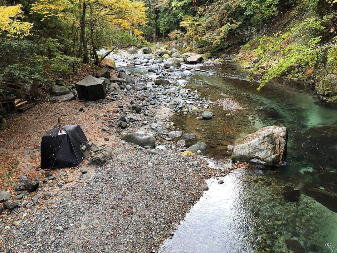 浜崎貴司のインスタグラム：「水源の森キャンプ・ランドには川にサウナもあって、美しい川に飛び込めるそうです。  ここの水は横浜の水の源なんだそうな！  #水源の森キャンプランド  #サウナ #川サウナ  @anarchomountaineers009 @suigen_no_mori_rental @campcrew_official」