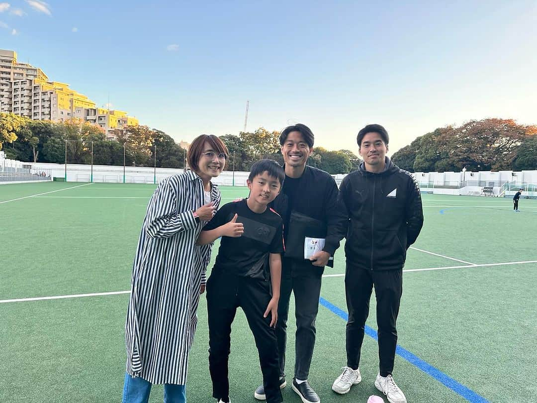 細田阿也さんのインスタグラム写真 - (細田阿也Instagram)「#fukasawacup  兄の代からお世話になっている少年団主催の第一回招待大会が #駒沢公園第一球技場 にて開催され12チームが参加してくださいました！  大会に至るまでパパコーチ皆さんが企画準備くださり 当日も朝からパパコーチやママさん、他学年の保護者やレジェンドコーチも！  仕事から向かったので 閉会式司会のみのお手伝いとなり恐縮ながら  バロンドールトロフィー🏆MVP、 ゴールデンブーツのトロフィーがカッコよかった得点王各賞に加えて  優しさに感動したベストGK賞、なでしこ賞も✨  そしてご協力頂いた @setagayaunited  #世田谷ユナイテッド　さんより豪華な景品もご提供いただき 駆けつけてくださった 地頭薗選手　谷尾選手によるサッカーキッズへメッセージの🎁も！ #世田谷　の地で夢溢れる言葉を頂きました！  企業さまからご協賛も頂いたようで #駒沢 で盛大な大会が開催されたこと、 サッカーキッズたちの笑顔に、ご縁の広がりに感動した次第です。  兄の代から 親戚のような思い出がたくさん積み重ねられた少年団に救われ、育まれ、優しさに包まれ  改めて 次男も転校せずにいれたことに安堵感も。  仲間といえる存在と これから高学年に向けて 様々なチャレンジができますように☺️」10月30日 7時40分 - hosodaaya