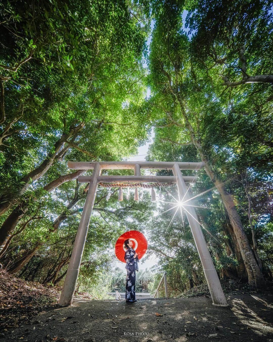コサさんのインスタグラム写真 - (コサInstagram)「ぽつんで撮りたいのに、環境的に被写体さんとの距離が稼げない場合… この9mmの超広角レンズを多様しています👍 また光条も特徴的なので逆光で太陽を入れると良きです❣️ . Location:和歌山 Wakayama /Japan🇯🇵 Date:2023年10月 in frame: @chami_2nd Camera:Z9 / LAOWA 9mm F5.6 W-Dreamer . #tokyocameraclub #art_of_japan_ #jgrv_member #team_jp_ #photo_jpn #sorakataphoto #LBJ_KING #mst_vip #広がり同盟メンバー #special_spot_legend #斑鳩王子跡 #Japan_Daytime_View #japancityblues #jp_portrait_collection #ポトレファン倶楽部 #ポトレ撮影隊 #jp_mood #jp_portrait部 #clv_galerie #nagomi_wakayama #deaf_b_j_ #japan_best_pic #mf_landscape #invisible_cool_part  #m_v_shotz #bestjapanpics #Lovers_Nippon #japan_waphoto #pixlib_jp #japan_bestpic_」10月30日 7時42分 - kosa_photo