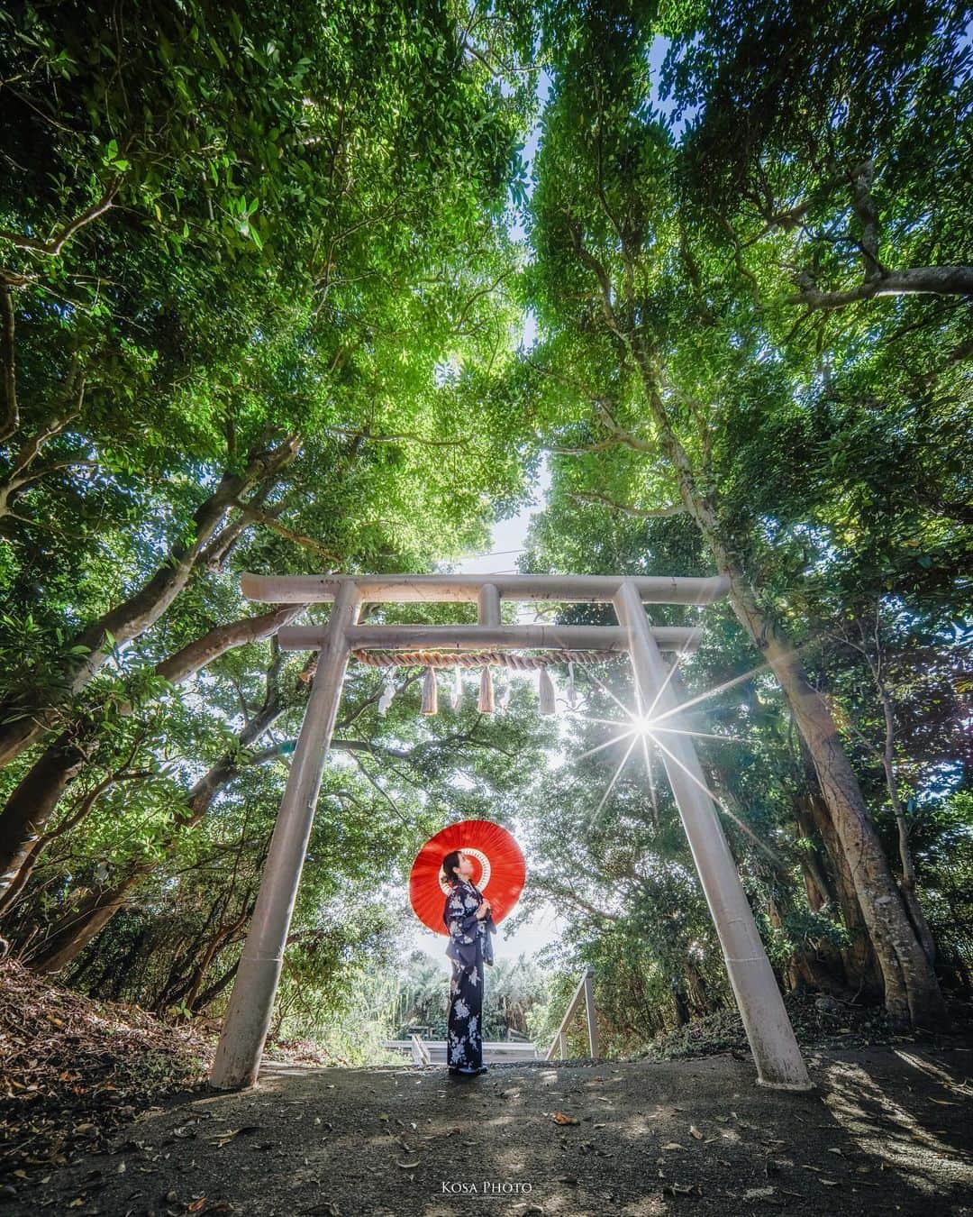 コサのインスタグラム：「ぽつんで撮りたいのに、環境的に被写体さんとの距離が稼げない場合… この9mmの超広角レンズを多様しています👍 また光条も特徴的なので逆光で太陽を入れると良きです❣️ . Location:和歌山 Wakayama /Japan🇯🇵 Date:2023年10月 in frame: @chami_2nd Camera:Z9 / LAOWA 9mm F5.6 W-Dreamer . #tokyocameraclub #art_of_japan_ #jgrv_member #team_jp_ #photo_jpn #sorakataphoto #LBJ_KING #mst_vip #広がり同盟メンバー #special_spot_legend #斑鳩王子跡 #Japan_Daytime_View #japancityblues #jp_portrait_collection #ポトレファン倶楽部 #ポトレ撮影隊 #jp_mood #jp_portrait部 #clv_galerie #nagomi_wakayama #deaf_b_j_ #japan_best_pic #mf_landscape #invisible_cool_part  #m_v_shotz #bestjapanpics #Lovers_Nippon #japan_waphoto #pixlib_jp #japan_bestpic_」