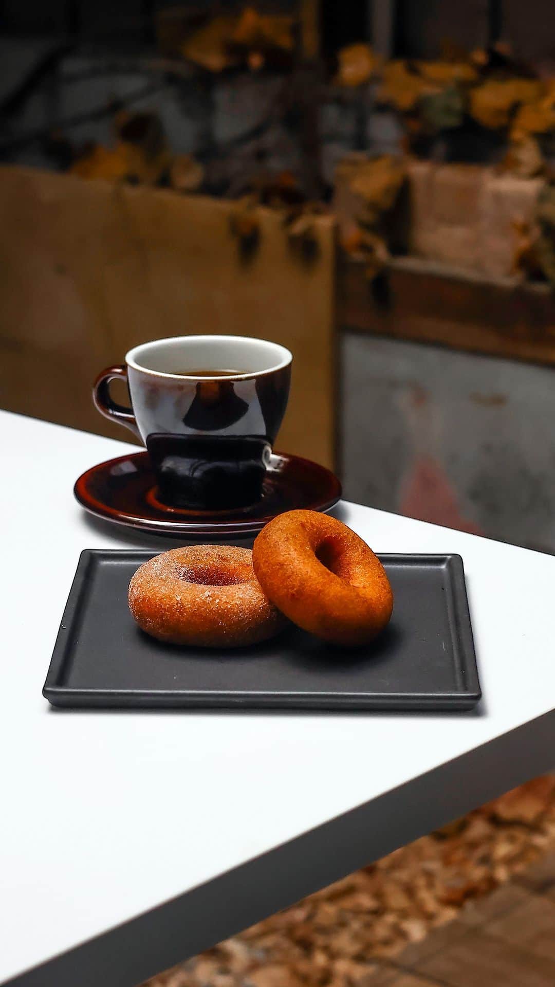 きょん。のインスタグラム：「1日800個売れた伝説のドーナツを 神戸でたべられる日がくるとは...！  宝塚の「SHICT(シクト)」で パティシエを務めた方が花隈で独立。  ドーナツはびっっっくりするくらい軽やかで、 あと3個はペロリといけちゃいそうなほど🤤  コーヒーは、「TAOCA COFFEE」のスペシャリティ📝  店名:BRUN -cafe & donuts -  住所:神戸市中央区北長狭通7-2-24  #ドーナツ #japanfood #japanesefood #reelsjapan #神戸ドーナツ #japanfood #japantrip #花隈カフェ」
