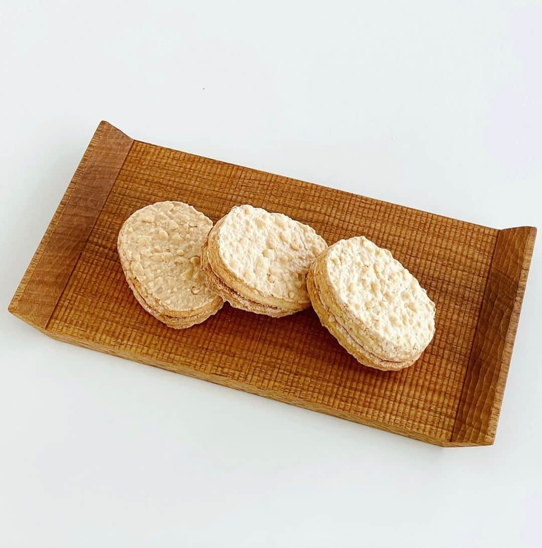 福田里香のインスタグラム：「私が器を使うならvol.32 「焼きの美しい菓子は彫りが美しい器で」 @senchado_tokyo   「ダックワーズ」は 福岡市薬院の「フランス菓子 16区」 オーナーシェフ・三嶋隆夫さんが 1979年に考案した銘菓です。  木工作家の #堀宏治 さんの 「カップトレイ」に盛り付けました。 焼き目模様の美しさと彫り跡の手仕事が 呼応して品のいい佇まい。  両端の縁が高く、脚や高台がない フラットな意匠には、お菓子を重ねて 盛り付けて高さが出すのがコツです。  堀さんの技術が冴える美しい彫りは 底面にも施されていますから ひっくり返して使っても素敵です。 逆さにすると高さが出るので お菓子はフラットに並べてみました。  お茶や器の購入方法もご案内します。 ぜひ最後までご覧ください。　 @senchado_tokyo  編集•デザイン　神 まどかさん @shenmadoka  #煎茶堂東京銀座」