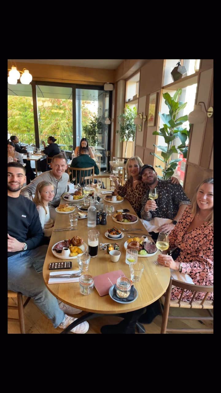 ダンカン・ジェイムスのインスタグラム：「Lovely Sunday lunch at the @thebroadcasterlondon today with @flitwicker @ninawhussey @jonp1000 Ellen and rudi and of course @loula_chihuahua ! I went for the roast beef which was one of the nicest roasts I’ve eaten in a long time ! Highly recommend!!! Delicious :) mum went for the beetroot and mushroom Wellington! Side of honey butternut squash and then a gorgeous lemon pie for pudding ! #stunning #sundayroastlondon #goodfood #thebroadcaster #sundaylunch」