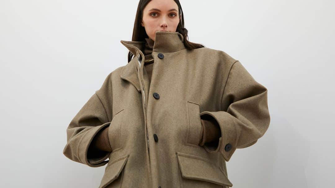 ヴァランティンゴティエのインスタグラム：「CABANE - Collection automne hiver 2023  Lieu d’invention et d’adaptabilité comme décrit par Henry David Thoreau qui revendique la puissance de l’individu à braver ce monde et à l’habiter autrement dans un refus poétique du conformisme ou par Marielle Macé dans son ouvrage Nos cabanes, cette collection est conçue comme un refuge aux tonalités sourdes, colorées et enveloppantes par les coupes et matières utilisées.  Place of invention and adaptability as described by Henry David Thoreau, who claims the power of the individual to defy this world and inhabit it differently in a poetic refusal of conformity, or by Marielle Macé in her work "Nos cabanes" (Our Cabins), this collection is conceived as a refuge with subdued, colorful, and enveloping tones through the cuts and materials used.  #valentinegauthier #fw23 #cabane #fallwinter」