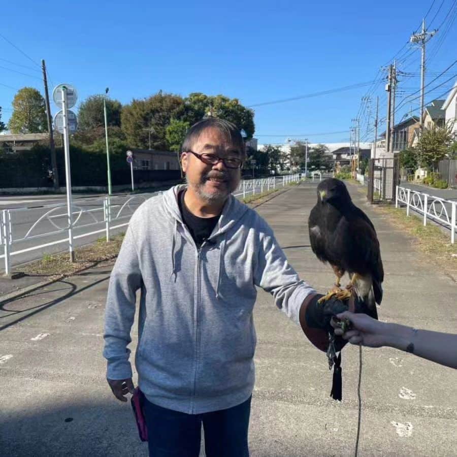 グレート義太夫のインスタグラム：「鷹匠。 エサだと思われている。 #ハリスホーク咲弥 #フクロウカフェRaLa」